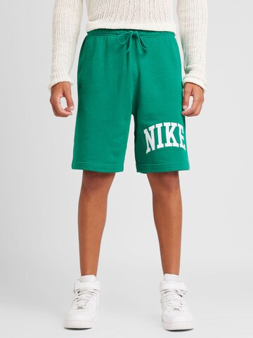 Loosefit Pantalon 'CLUB' Nike Sportswear en vert : devant