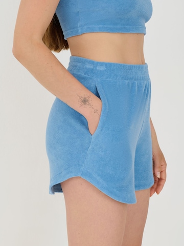 ABOUT YOU x Sofia Tsakiridou Regular Shorts 'Betty' (GOTS) in Blau