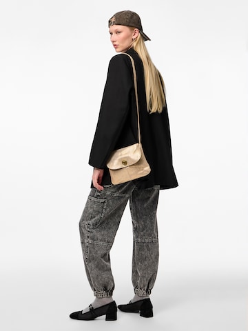 PIECES Чанта с презрамки 'PCTOTALLY' в злато