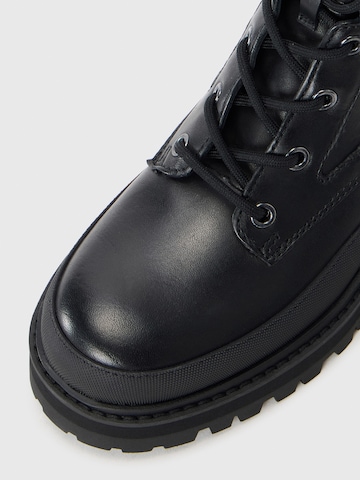GUESS - Botim com fivela 'Bada2' em preto