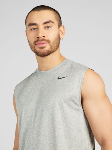 NIKE - Camiseta funcional en gris