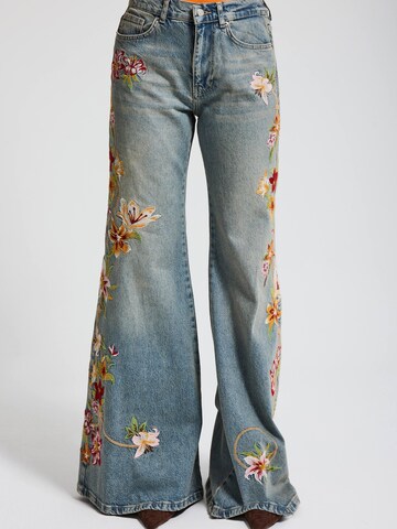 IT'S BASIC Flared Jeans 'ELASTICATED WAIST FLARE JEANS (Lenght 32)' in Blauw