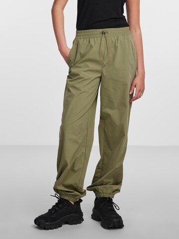PIECES Конический (Tapered) Штаны 'FRADINA' в Зеленый: спереди