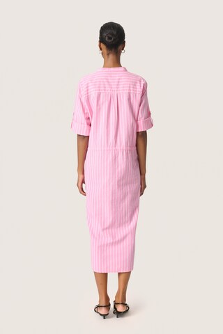 SOAKED IN LUXURY Blusekjole 'Anvitte Zaya' i pink