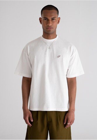 T-Shirt 'Grand Resort' Prohibited en blanc