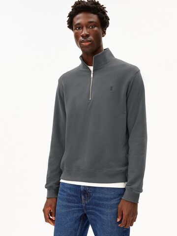 ARMEDANGELS Sweatshirt in Grey: front