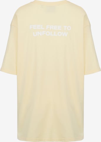 UNFOLLOWED x ABOUT YOU T-shirt 'RARE' i gul: baksida