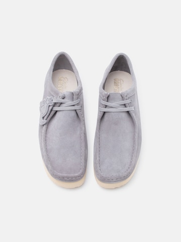 Clarks Originals - Botas 'Wallabee 2604' em cinzento