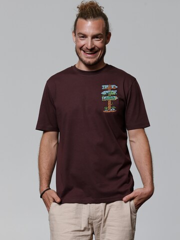 T-Shirt ' Adventure is everywhere ' Watapparel en rouge : devant