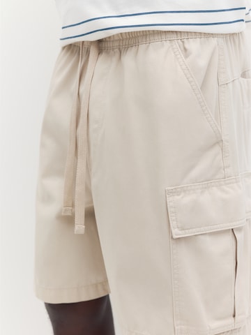 Pull&Bear Lużny krój Spodnie w kolorze beżowy