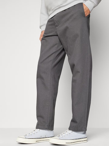 ALPHA INDUSTRIES - Loosefit Pantalón chino en gris