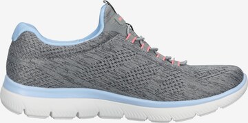 SKECHERS Sneaker in Grau