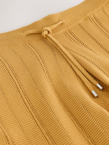 Next Regular Shorts in Gelb