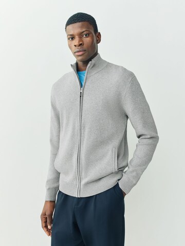 Next Kofta i grå: framsida