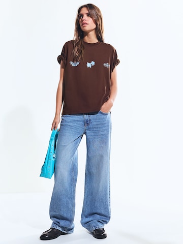 Tricou de la Bershka pe maro