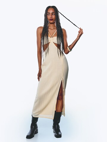 Robe Bershka en beige : devant