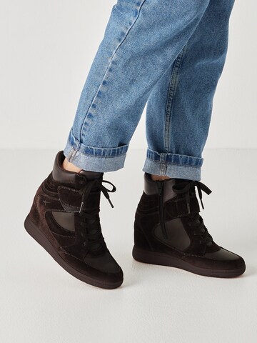 Baskets hautes Tamaris en marron