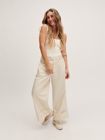 Tatiana Zidekova - Pierna ancha Pantalón plisado en blanco