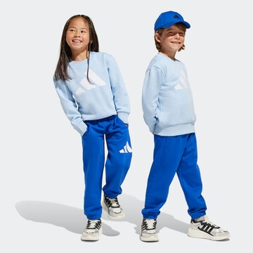 ADIDAS SPORTSWEAR Strój treningowy 'Essentials' w kolorze niebieski: przód