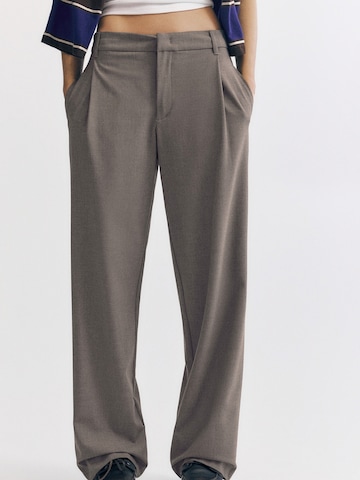 Pull&Bear Voľný strih Plisované nohavice - Sivá: predná strana