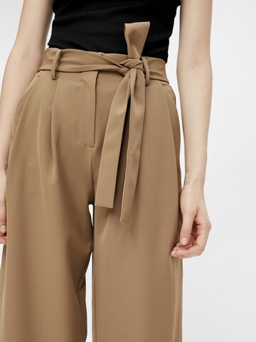 PIECES - Pierna ancha Pantalón plisado en marrón
