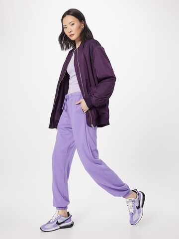 Tapered Pantaloni di Monki in lilla