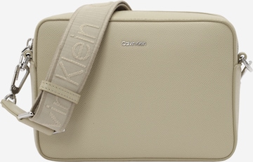 Calvin Klein Τσάντα ώμου 'MUST' σε πράσινο: μπροστά
