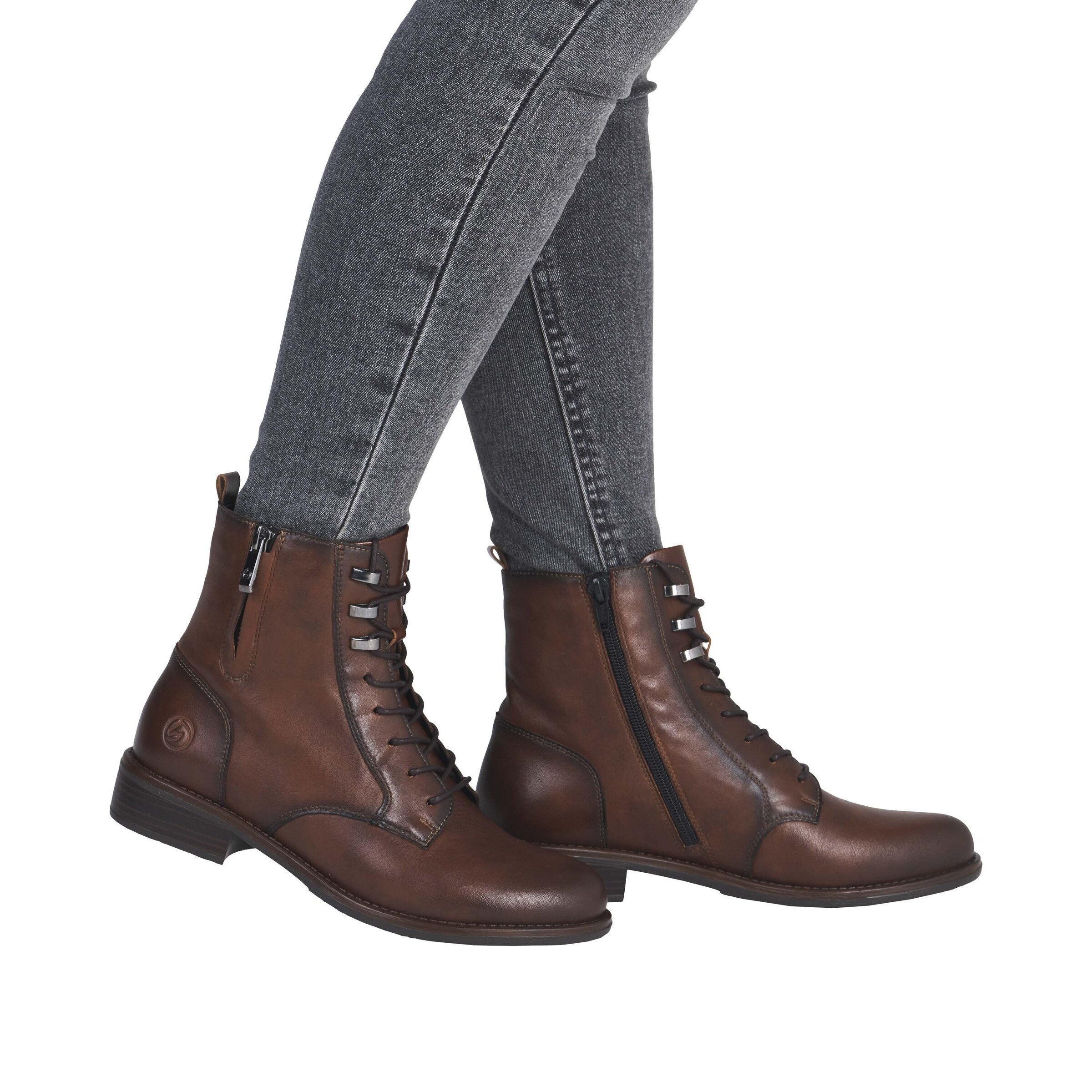 REMONTE - Botim com fivela em castanho