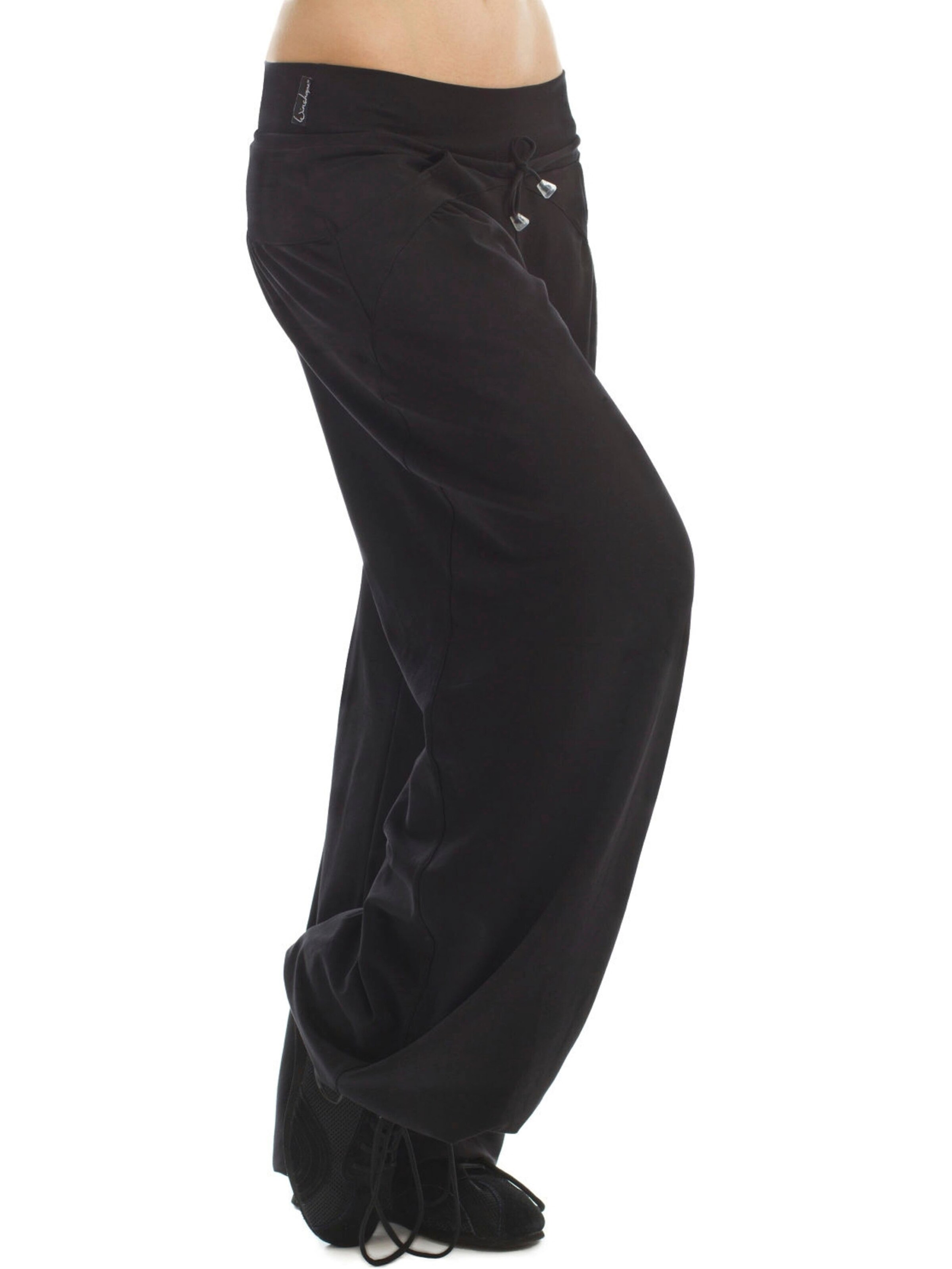 Winshape Loosefit Sportnadrágok 'WTE3' - fekete: elől