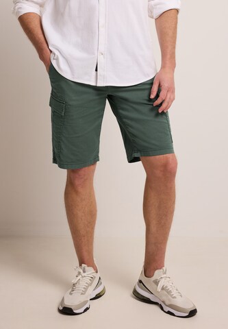 Street One MEN Regular Shorts in Grün: Vorderseite