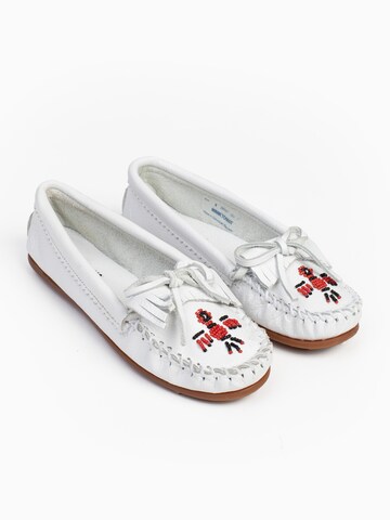 Minnetonka - Mocassins 'Thunderbird' em branco: frente