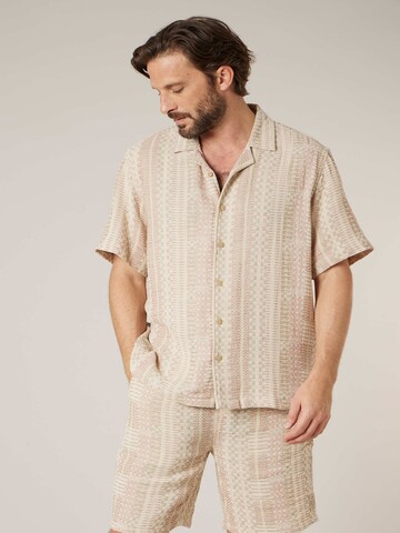 Coupe regular Chemise 'Mio' Deeluxe en beige : devant