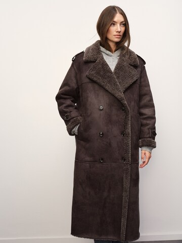 RÆRE by Lorena Rae Ανοιξιάτικο και φθινοπωρινό παλτό σε γκρι: μπροστά