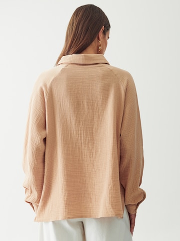 Camicia da donna 'TORI' di The Fated in beige: dietro