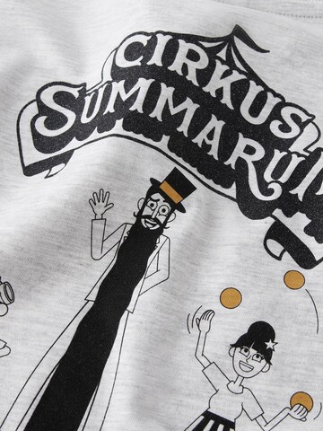 NAME IT - Camiseta 'Cirkus Summarum' en gris