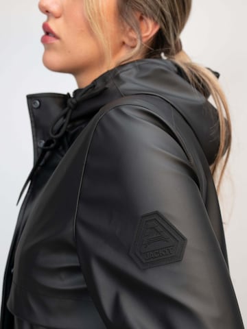 Giacca per outdoor ' Aurora-Regenmantel mit Cape ' di JACK1T in nero