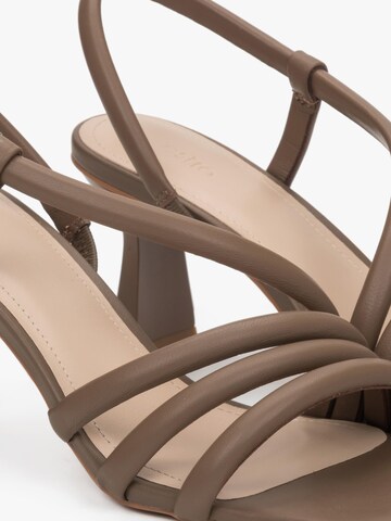 Estro Sandaler med rem '0556' i brun