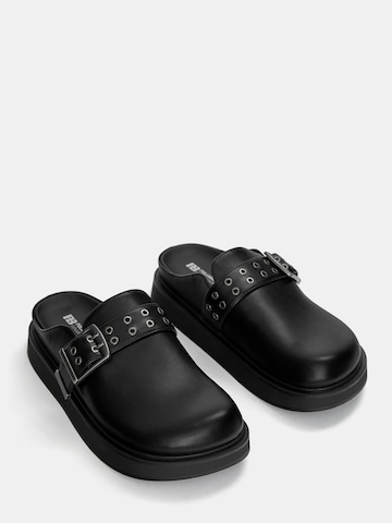 Pull&Bear Clogs in Schwarz