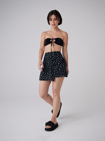 A LOT LESS Triangel Bikinitop 'Lilou' in Zwart: voorkant
