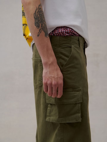 THE ELECTRIC STATE COLLECTION Regular Cargo trousers in Green