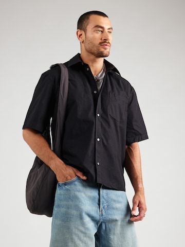 Comfort fit Camicia di WEEKDAY in nero: frontale