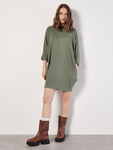 Robe Apricot en vert