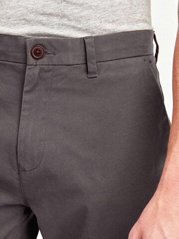 Loosefit Pantaloni chino di Next in grigio