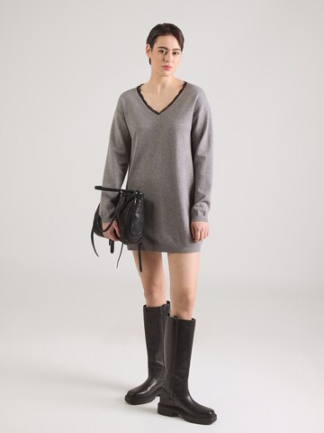 ABOUT YOU Gebreide jurk 'Sally' in Grijs: voorkant