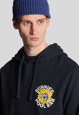 Lyle & Scott Sweatshirt 'Sunnies Pool Bar' in Blue