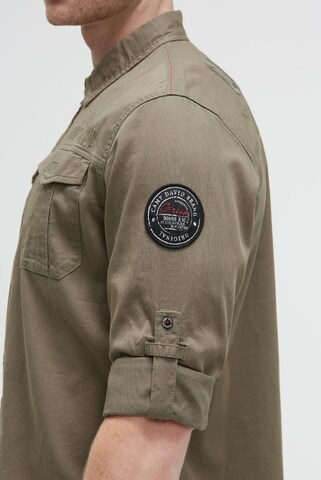 CAMP DAVID Regular Fit Cargohemd mit Rippstruktur und Logo-Stickereien in Grün: Vorderseite