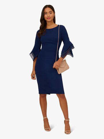 Adrianna Papell Knielanges Cocktailkleid 'Knit Crepe Tiered Sleeve Dress' in Blau