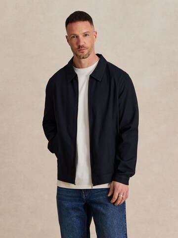 DAN FOX APPAREL Демисезонная куртка 'Cedric' в Синий: спереди
