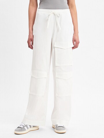 Marie Lund Flared Pleat-Front Pants ' ' in White: front