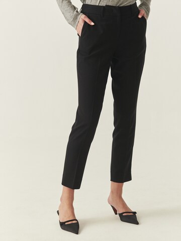 TATUUM Slimfit Broek in Zwart: voorkant